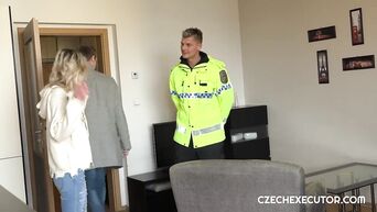 Czech exekutor - M\u011b\u0161\u0165\u00e1k vymrd\u00e1 pan\u00ed Ku\u010derovou - Fuck with cop