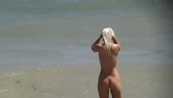 Amateur porn: spycam on the Italian nudist beach