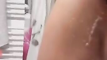 Facecast young cougar hot tub tease