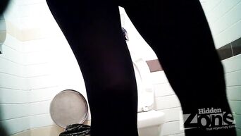Britney Spears pisses in public toilet, not knowing about spycam