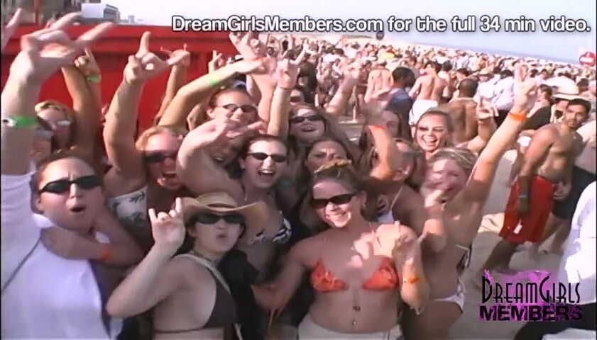 841px x 480px - Cutie Spring Breakers Strip Nude At A Texas Beach Party